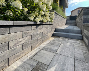 Ravena naturo uni (granito szín), beton kerítés Metropol Uni naturo (granito szín) és lépcsőblokk Softistep naturo (granito szín)